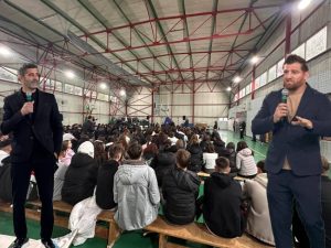 Cătălin Moroșanu și Dani Coman, alături de elevii din Pitești în lupta contra bullying-ului 28 Sursă foto: FB Cristian Gentea