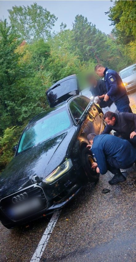 Patru jandarmi argeșeni au ajutat un șofer blocat pe carosabil 1 interventie jandarmi argeseni
