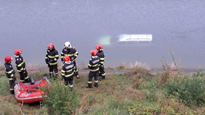 (Video) E un miracol! Așa au supreviețuit după ce au plonjat cu mașina în apă! 1 auto in apa in Arges