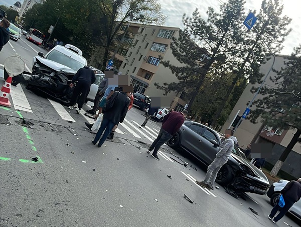 20c33c50 6654 4031 a1c4 22602e9723d0 1 - Impact violent între două mașini în Trivale! O persoană a ajuns la spital