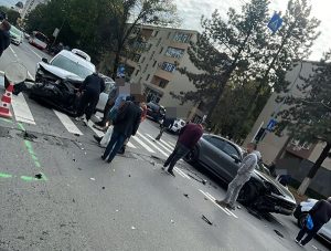 Impact violent între două mașini în Trivale! O persoană a ajuns la spital 18 20c33c50 6654 4031 a1c4 22602e9723d0 - Impact violent între două mașini în Trivale! O persoană a ajuns la spital