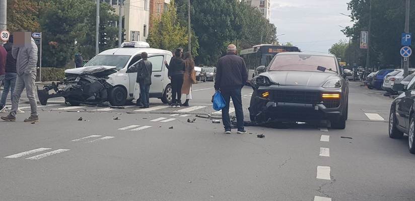 248c1d47 f32b 4f4b 9277 24da3846ccb0 - Impact violent între două mașini în Trivale! O persoană a ajuns la spital