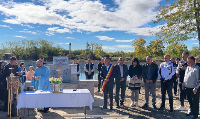 561828736 2418864901841297 855084811948196587 n - A fost sfințit un nou izvor la Bradu