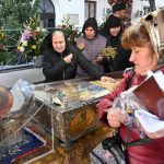 Aproape 120.000 de credincioși au trecut pe la racla cu moaștele Sfintei Cuvioase Parascheva 15 peste 100 000 de credinciosi au trecut pe la racla cu moastele sfintei cuvioase parascheva unii au asteptat peste 12 ore la coada 1014340 - Aproape 120.000 de credincioși au trecut pe la racla cu moaștele Sfintei Cuvioase Parascheva