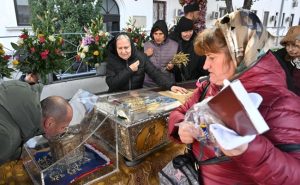 peste 100 000 de credinciosi au trecut pe la racla cu moastele sfintei cuvioase parascheva unii au asteptat peste 12 ore la coada 1014340 - Aproape 120.000 de credincioși au trecut pe la racla cu moaștele Sfintei Cuvioase Parascheva