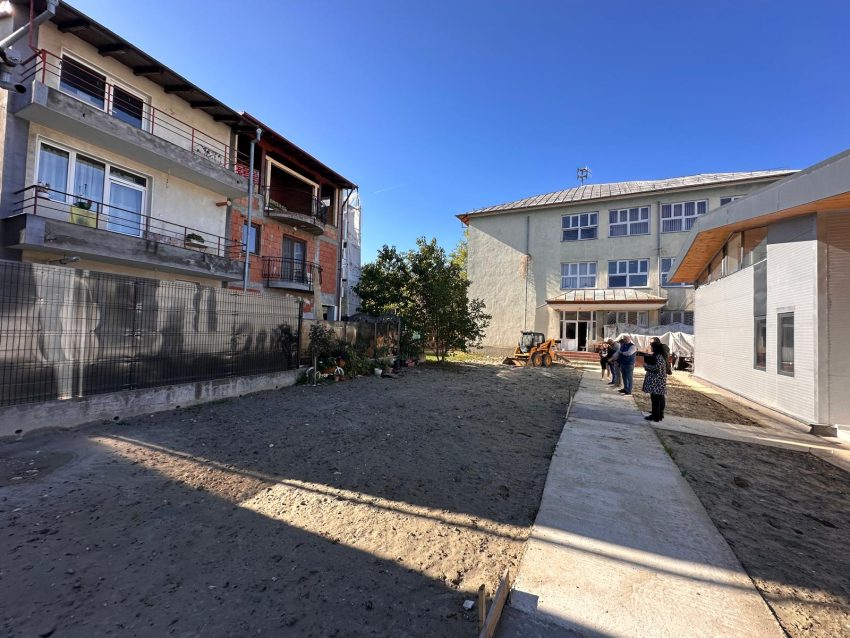 A deversat apele menajere în curtea unei școli. Piteștean amendat! 2 pitestean amenda cetatean scoala