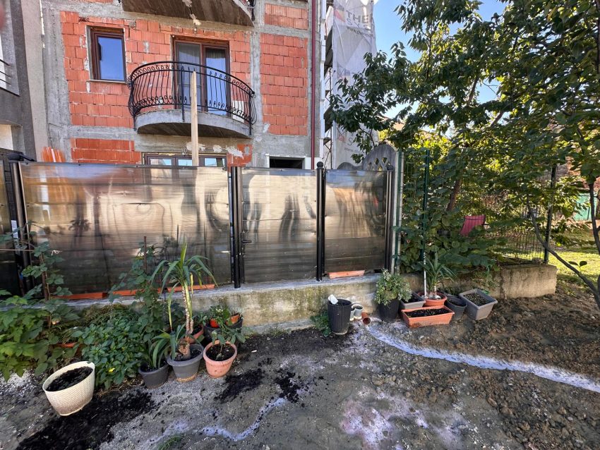 A deversat apele menajere în curtea unei școli. Piteștean amendat! 1 pitestean amenda cetatean scoala