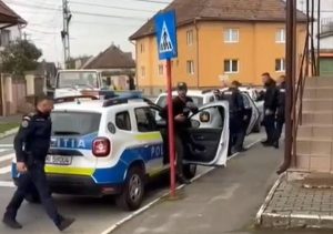 hoti transfagarasan - Au furat din 2 rulote parcate pe Transfăgărășan! Trei tineri din Argeș și Vâlcea, reținuți de polițiști