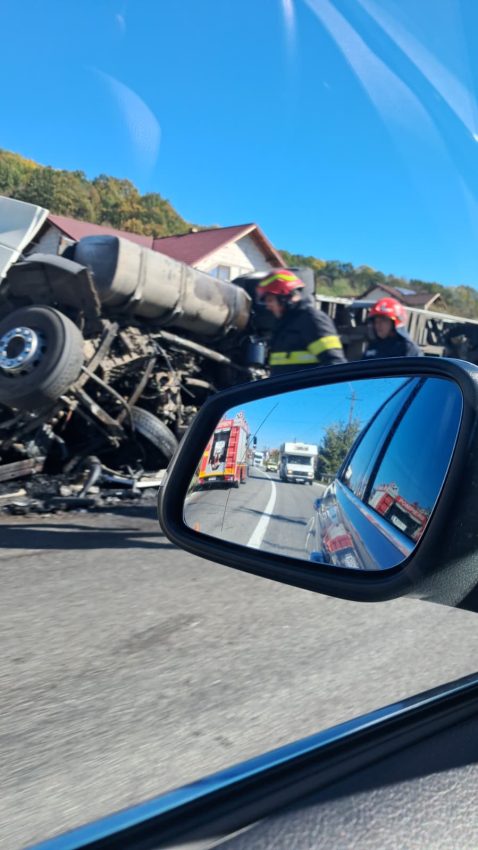 Accident pe DN 7! Camion răsturnat 1 020705c2 b9e9 4a2f 87ad d56c9ec08af7 - Accident pe DN 7! Camion răsturnat
