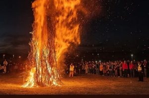 Tradiția se păstrează la Costești. Focul lui Sumedru se aprinde din nou 1 568280302 1133349278982418 9017090528444418422 n 1 - Tradiția se păstrează la Costești. Focul lui Sumedru se aprinde din nou