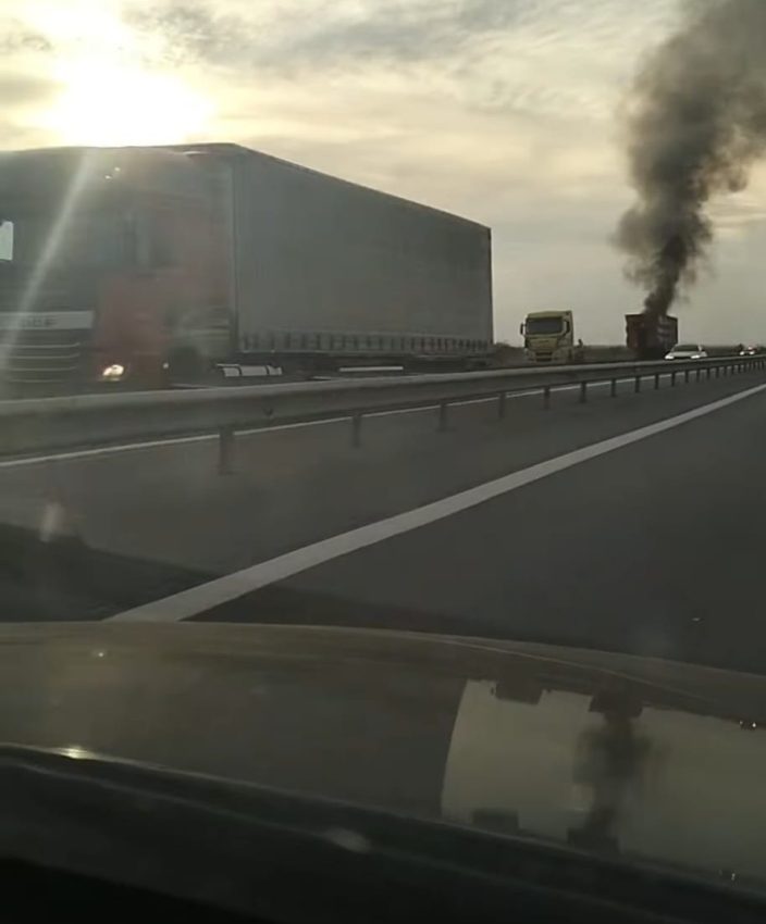 Incendiu pe autostrada A1! Un TIR a luat foc! 1 TIR in flacari pe A1