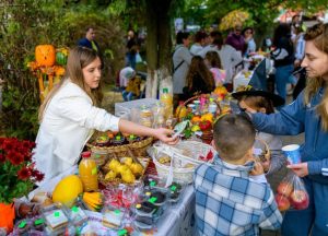 Târguri caritabile și festivaluri de toamnă: elevii din Mioveni transformă educația în sărbătoare 5 Sursă foto: FB Primăria orașului Mioveni
