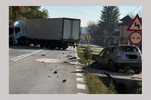 Accident la Valea Ursului. Implicate un TIR și un autoturism! 8 Untitled Project 14 - Accident la Valea Ursului. Implicate un TIR și un autoturism!