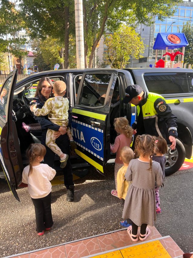 Activitate educativ-preventivă a polițiștilor Biroului pentru Protecția Animalelor Argeș la o grădiniță din Piteșt 1 activitate politisti gradinita
