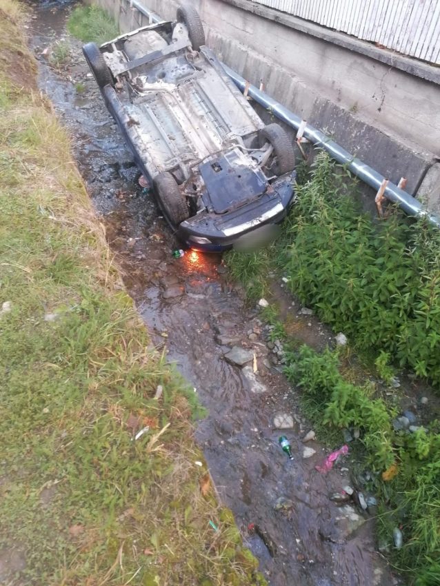 Autoturism răsturnat la Rucăr. Victimă transportată la spital! 1 autoturism rasturnat Rucar
