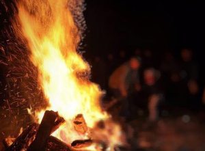 Focul lui Sumedru – obiceiuri și superstiții în Argeș. Se spune că cei care sar peste foc vor fi sănătoși tot anul 1 Sursă foto: FB CJ Arges
