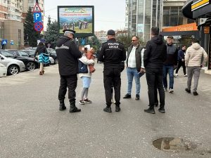Cerșetori amendați de polițiștii locali din Pitești 1 25d2fcbf 2d2d 40e6 94a3 98de5c5587fd - Cerșetori amendați de polițiștii locali din Pitești