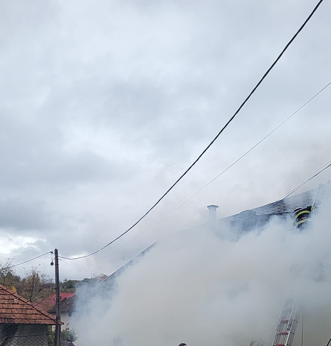 Două incendii în Rucăr! Casă și anexă cuprinse de flăcări 1 ebf37701 6ef2 4ba9 9510 118700b96854 - Două incendii în Rucăr! Casă și anexă cuprinse de flăcări
