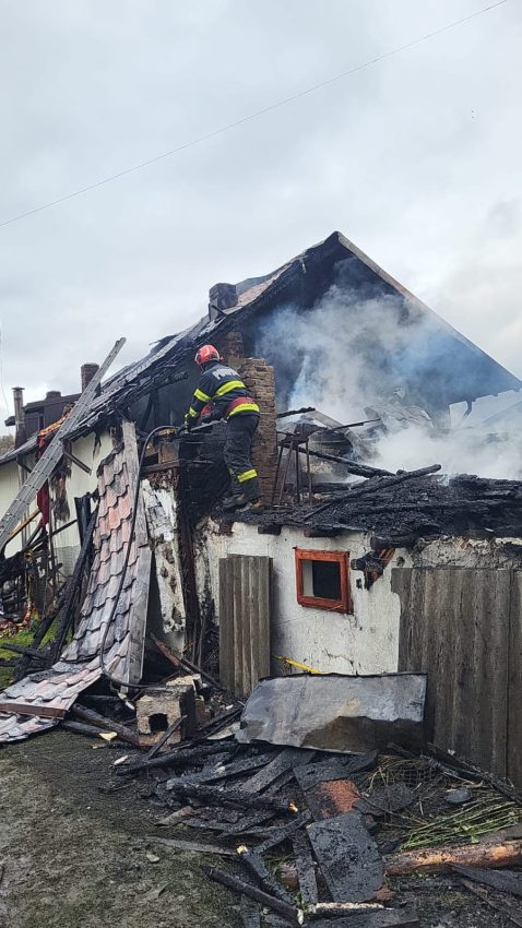 Două incendii în Rucăr! Casă și anexă cuprinse de flăcări 2 ee311758 765a 47ae ada3 07a06f5b240d - Două incendii în Rucăr! Casă și anexă cuprinse de flăcări