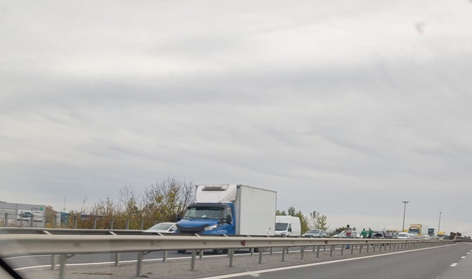 Accident pe Autostrada A1 București-Pitești! Trei vehicule implicate 1 fed9e209 920b 45a8 a900 97cb8ed0c7d6 - Accident pe Autostrada A1 București-Pitești! Trei vehicule implicate