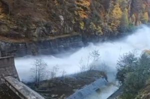 (VIDEO) A început deversarea controlată a apei din Barajul Vidraru! 1 dcb8995a 775f 4b99 8f19 8932a30aa21c - (VIDEO) A început deversarea controlată a apei din Barajul Vidraru!
