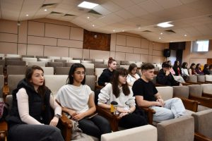 A cincea zi a Festivalului Național de Teatru Tânăr GATA. Magda Catone la discuțiile de la CJ Argeș 3 Sursă foto: FB Cj Argeș.