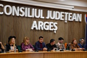 A cincea zi a Festivalului Național de Teatru Tânăr GATA. Magda Catone la discuțiile de la CJ Argeș 2 Sursă foto: FB Cj Argeș.