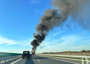 ef3ff10e 11c8 476a ab9f 207ebd697d51 - Camion în flăcări pe A0