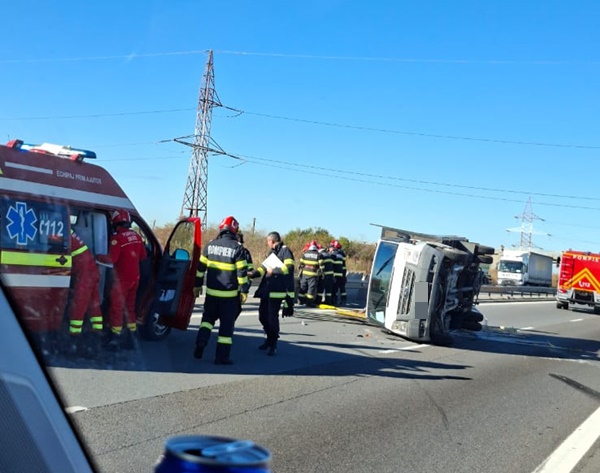 Încă un accident pe Autostrada A1 București-Pitești! Autoutilitară răsturnată 1 71e38e8c 9fa6 4c98 acd4 089c625b5a5e - Încă un accident pe Autostrada A1 București-Pitești! Autoutilitară răsturnată