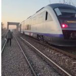 cats - Argeș. Un bărbat de 45 de ani a murit după ce a fost lovit de „Săgeata Albastră”