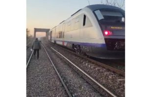 cats - Argeș. Un bărbat de 45 de ani a murit după ce a fost lovit de „Săgeata Albastră”