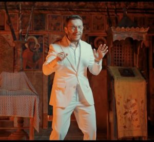 0390a100 c2b2 4d5e b0a9 7b2a796ef907 - Clip de manele filmat în biserica din curtea Muzeului Golești