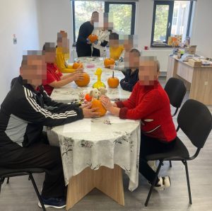 De Halloween. Copiii de la Centrul Multifuncțional Comunitar, o zi plină de veselie și inspirație! 2 Sursă foto: FB Primăria Municipiului Pitești