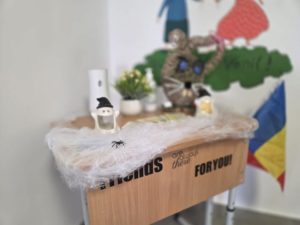 De Halloween. Copiii de la Centrul Multifuncțional Comunitar, o zi plină de veselie și inspirație! 1 Sursă foto: FB Primăria Municipiului Pitești