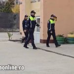 (Video) Percheziții efectuate de polițiști la un liceu din Pitești 10 x - (Video) Percheziții efectuate de polițiști la un liceu din Pitești
