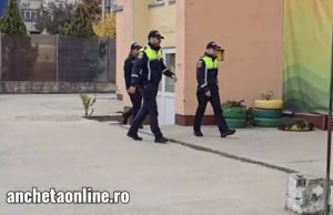 x - (Video) Percheziții efectuate de polițiști la un liceu din Pitești