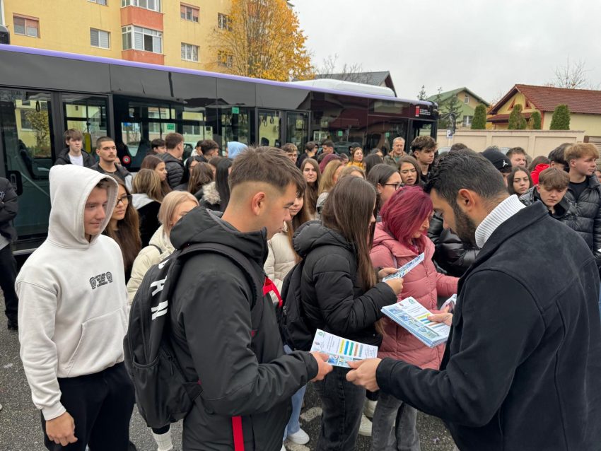 Elevii Liceului Tehnologic „Dimitrie Dima” au participat la o acțiune educativă în cartierul Trivale 4 actiune elevi Trivale Pitești