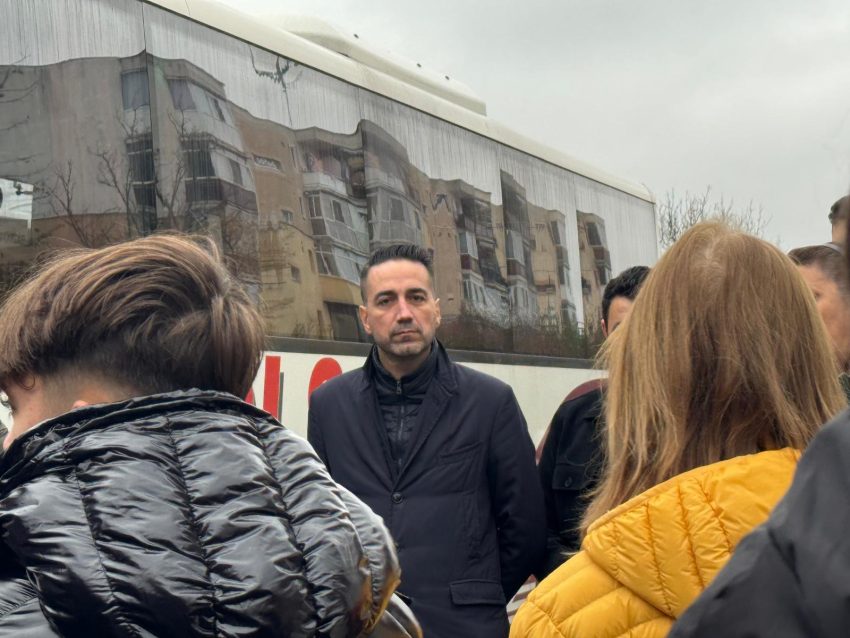 Elevii Liceului Tehnologic „Dimitrie Dima” au participat la o acțiune educativă în cartierul Trivale 2 actiune elevi Trivale Pitești