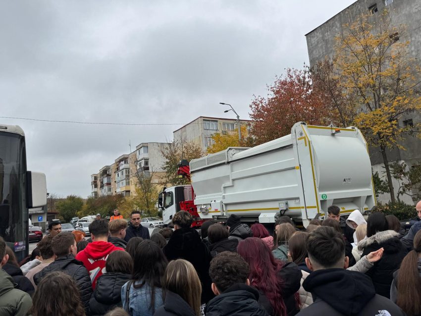 Elevii Liceului Tehnologic „Dimitrie Dima” au participat la o acțiune educativă în cartierul Trivale 1 actiune elevi Trivale Pitești