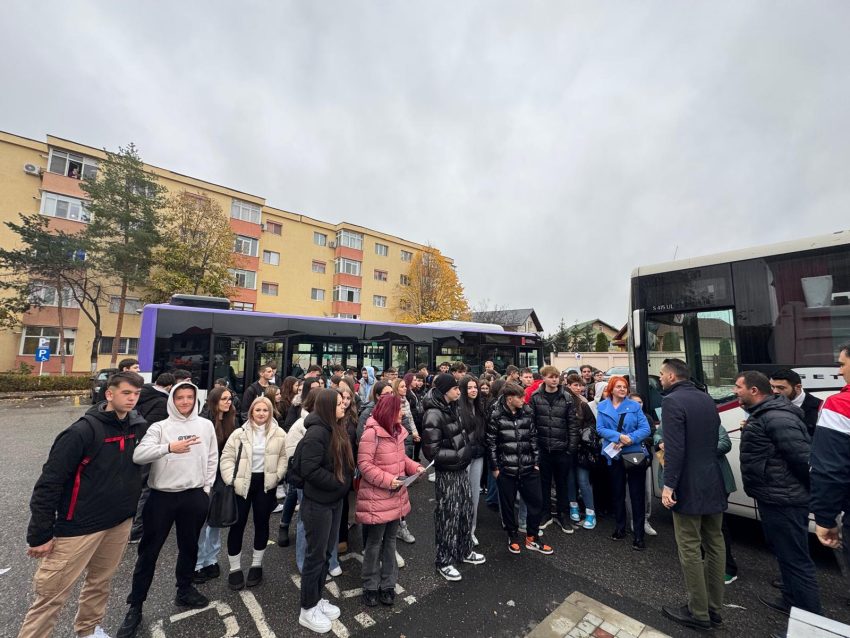 actiune elevi Trivale Pitești actiune elevi Trivale Pitești