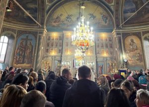 alinagorghiu biserica mihaesti si oamnei - Alina Gorghiu, alături de credincioșii din Mihăești la hramul Sfinților Arhangheli Mihail și Gavriil