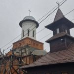 ”Prin donațiile enoriașilor, parohia ridică, lângă biserica de lemn, un nou lăcaș de cult” 10 Sursă foto: FB Cristian Gentea