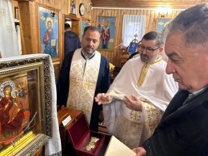 ”Prin donațiile enoriașilor, parohia ridică, lângă biserica de lemn, un nou lăcaș de cult” 2 Sursă foto: FB Cristian Gentea