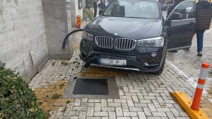 masina in teatru 1 - ACUM! BMW-ul scapă de sub control: lovește trei mașini parcate și ajunge în clădirea teatrului