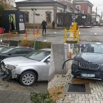 ACUM! BMW-ul scapă de sub control: lovește trei mașini parcate și ajunge în clădirea teatrului 10 masina in teatru deschidere - ACUM! BMW-ul scapă de sub control: lovește trei mașini parcate și ajunge în clădirea teatrului