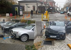 masina in teatru deschidere - ACUM! BMW-ul scapă de sub control: lovește trei mașini parcate și ajunge în clădirea teatrului