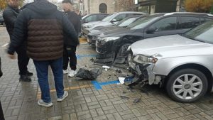masina teatru pierdut copntrol - ACUM! BMW-ul scapă de sub control: lovește trei mașini parcate și ajunge în clădirea teatrului