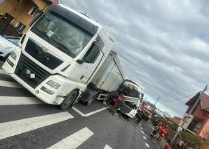 b70ab9a4 3285 4177 8b92 bacf71089805 - Accident pe DN 7! Impact violent între o autobasculantă și un TIR