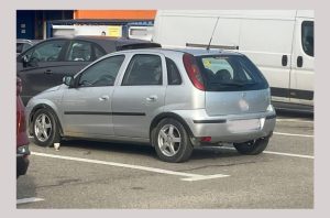 1 - Copil blocat în mașină în parcare la Dedeman. A intervenit descarcerarea!