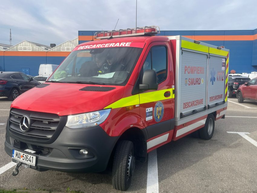 Copil blocat în mașină în parcare la Dedeman. A intervenit descarcerarea! 1 interventie in Pitești